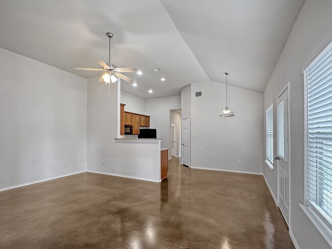 Foto del edificio - Stained Concrete Flooring - No Carpet! Fri...