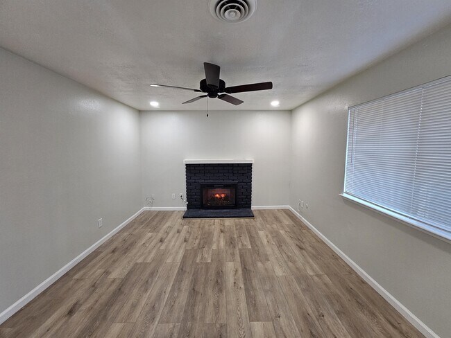 Building Photo - 385 Alemar Way