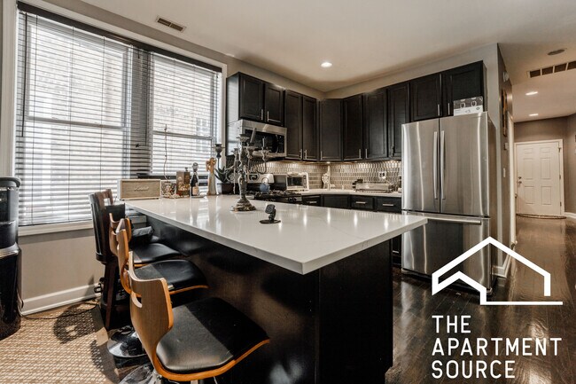 Building Photo - 2107 N Western Ave