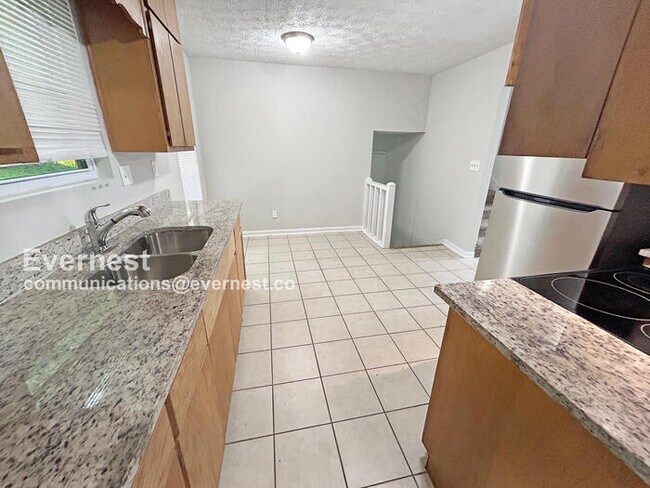 Foto del edificio - Beautiful 3-Bedroom Home with Garage / Pet...