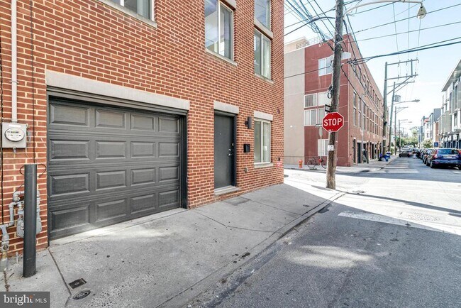 Building Photo - 220 W George St