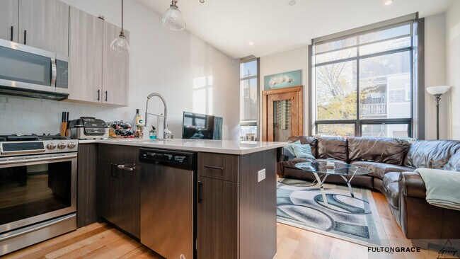 Foto del edificio - 1044 W Newport Ave