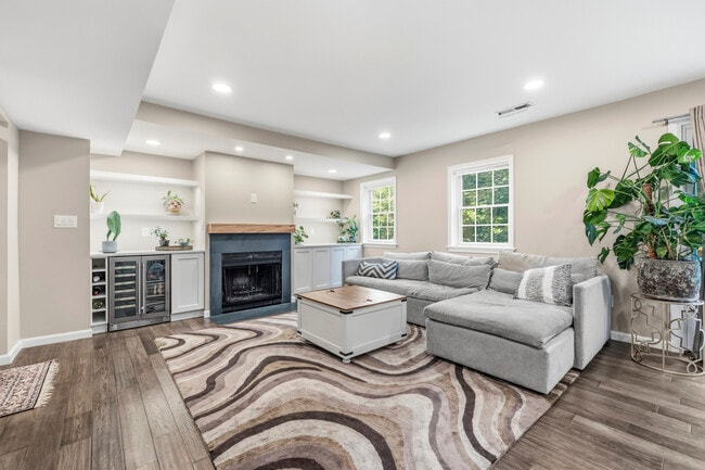 Building Photo - 4880 Chevy Chase Dr