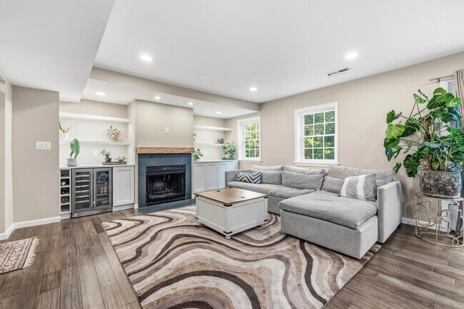 Foto del edificio - 4880 Chevy Chase Dr