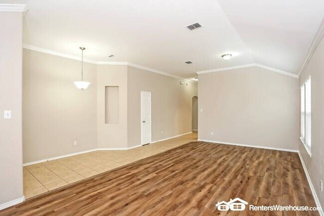 Building Photo - Newly renovated spacious 4 bed/2 bath, wit...