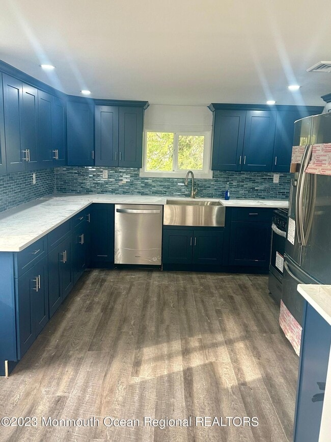 Building Photo - 529 Queen St