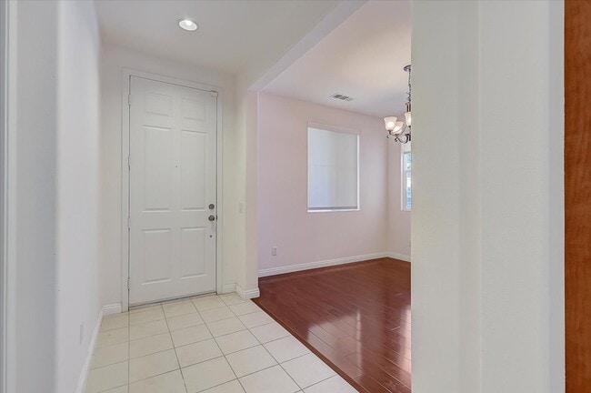 Building Photo - 3115 N Sunrise Ct