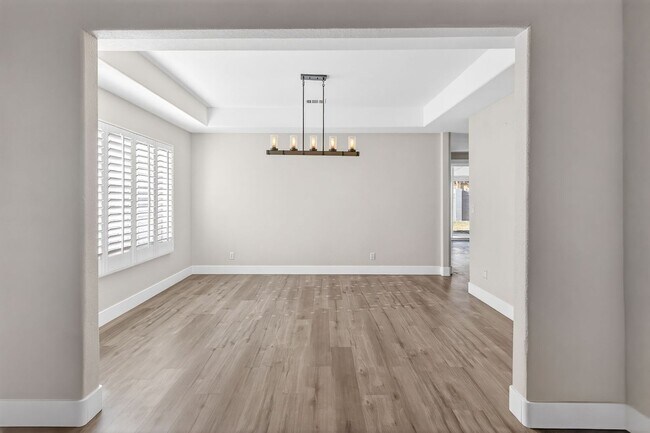 Building Photo - FANTASTIC 5-BEDROOM HOME NEAR DOWNTOWN SUMMERLIN!!