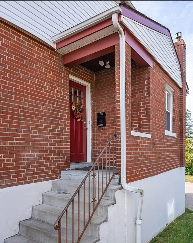 Unit 2 Side Entry - 2385 Ferguson Rd