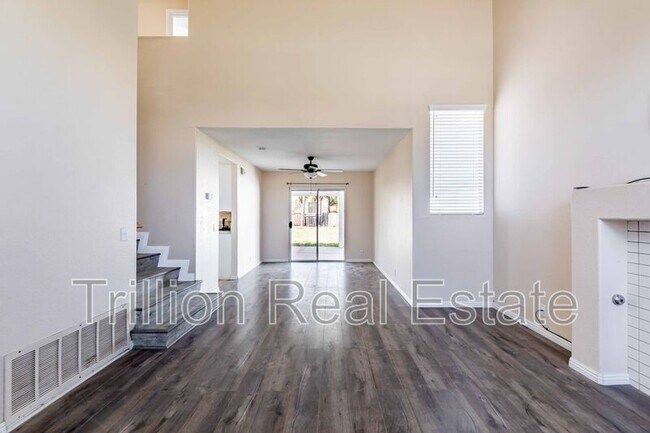 Foto del edificio - 23673 Sierra Oak Dr