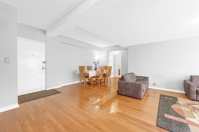 Foto del edificio - 98-40 64th Ave