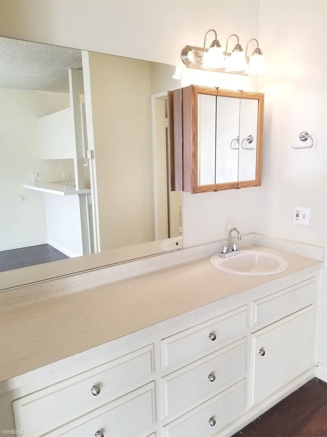 Building Photo - Studio, 1 bath  - 1154 N Gower St