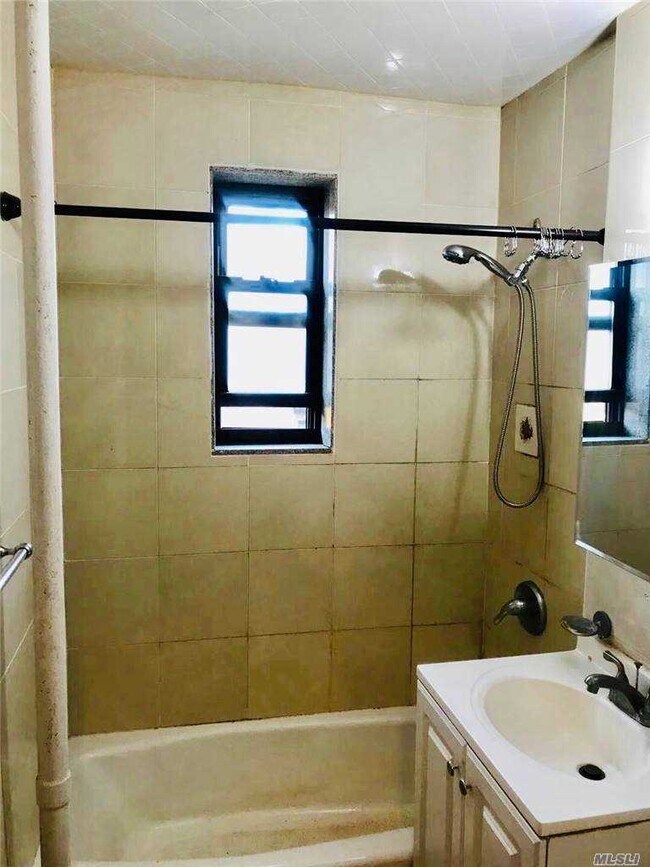 Foto del edificio - 44-16 Macnish St