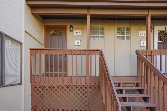 Puerta de entrada de la unidad 256 - 256 W Jefferson Ave