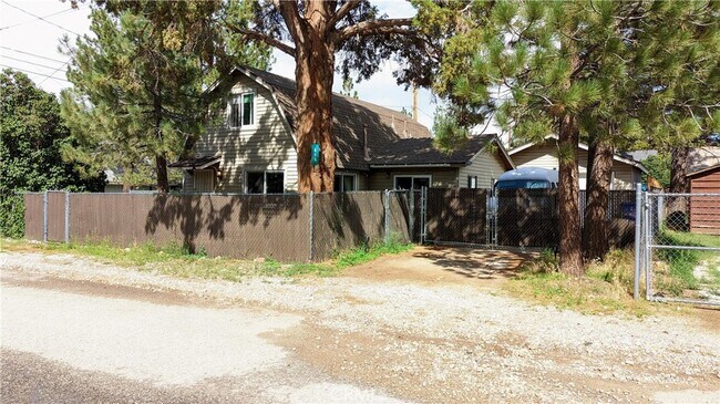Building Photo - 866 Lakewood Dr