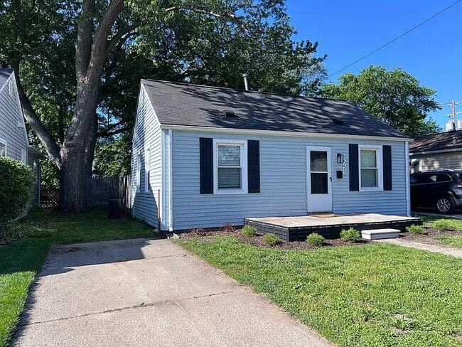 Building Photo - 555 E Mahan Ave