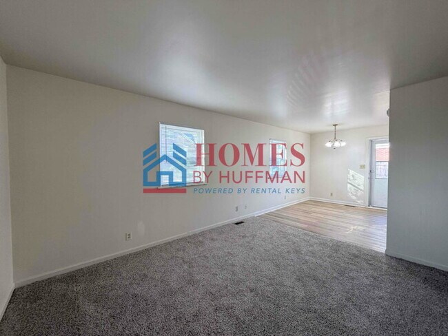 Foto del edificio - Two Bedroom Duplex | New Flooring