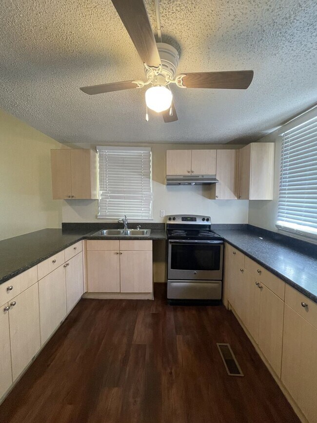 Building Photo - Spacious Apartment Near Mercer University!