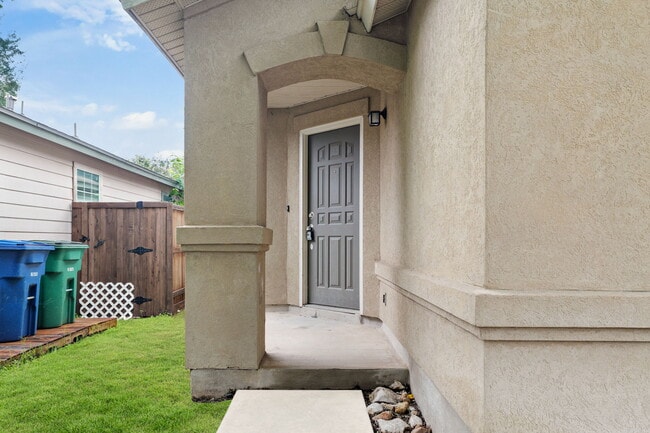 Building Photo - 323 Amberdale Oak