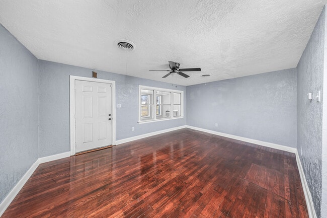 Building Photo - 1904 NW Lake Ave