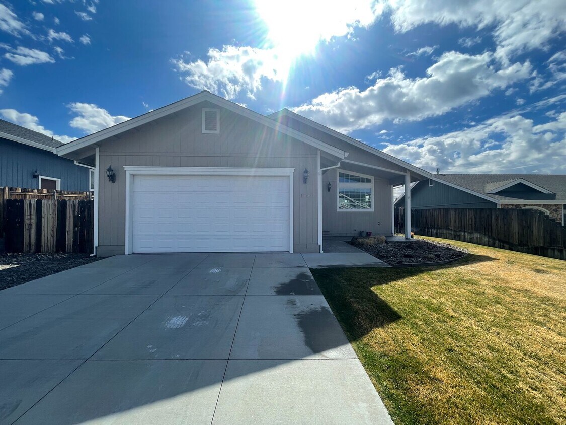 Primary Photo - Modern 3 bed, 2 bath Home