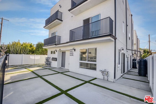 Building Photo - 6021 1/2 Romaine St