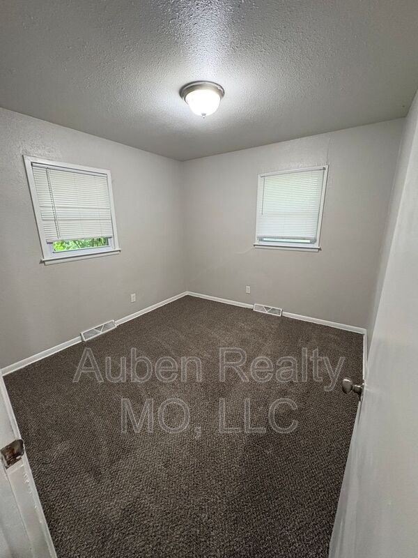 Building Photo - 8407 E 98th Terrace