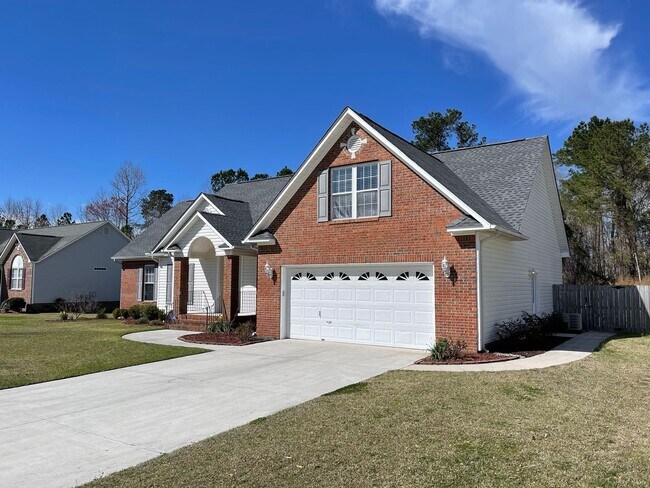 Building Photo - Immaculate and Move In Ready on Newport!