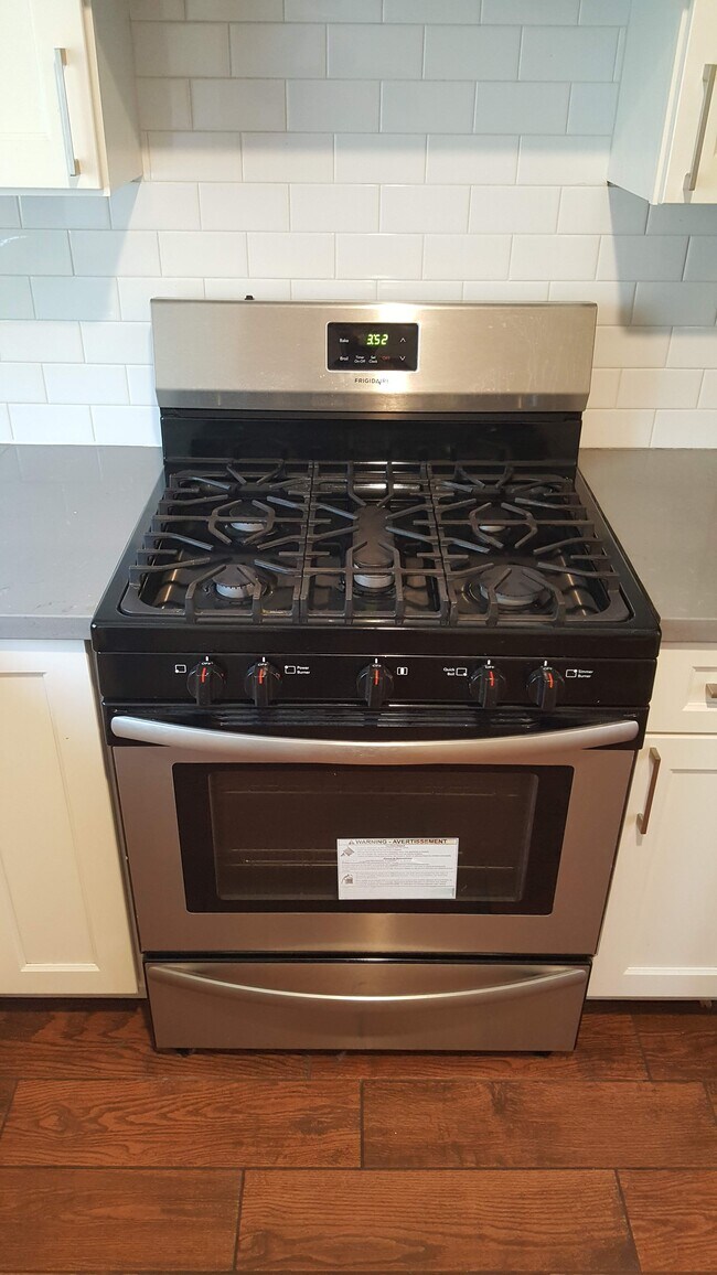 Stove/Range - 344 W Poplar St
