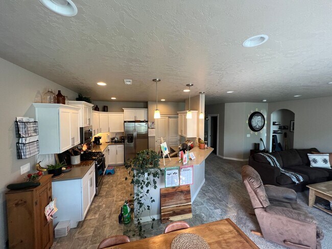 Building Photo - Single level, triple car garage and A/C!