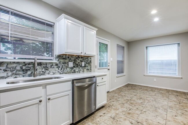 Building Photo - Remodeled single story 4 bedroom - Beautif...