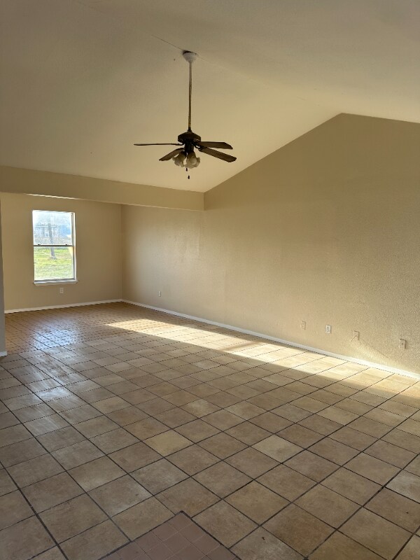 Foto del edificio - 897 Petit Rd