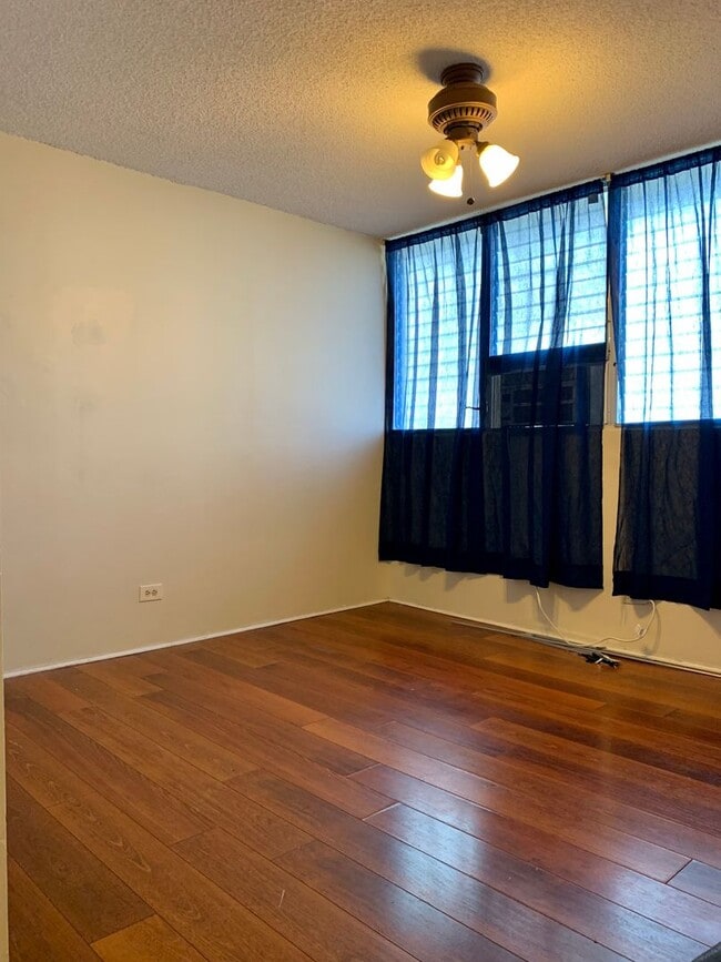 Building Photo - Charming 1Bed 1Bath 1Parking Stall Unit, C...