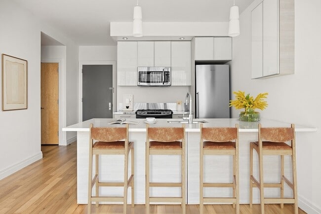 Building Photo - 553 W 53rd St