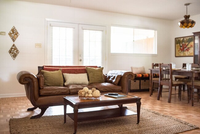 Foto del edificio - 1609 Forrest Ave