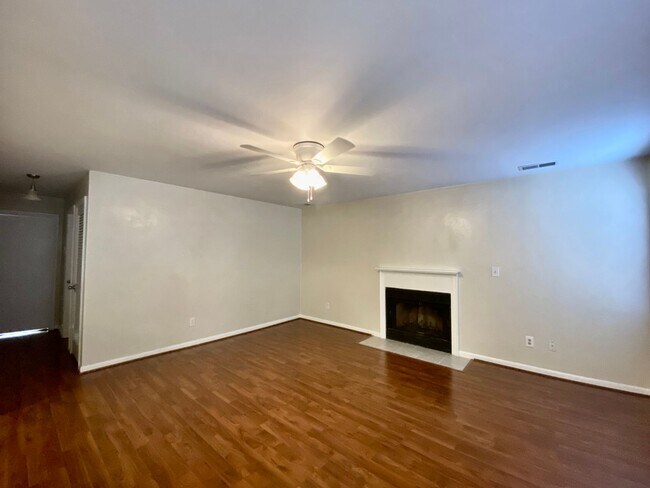 Building Photo - Ready 09/17/24!! Adorable 2-Bedroom 1st Fl...