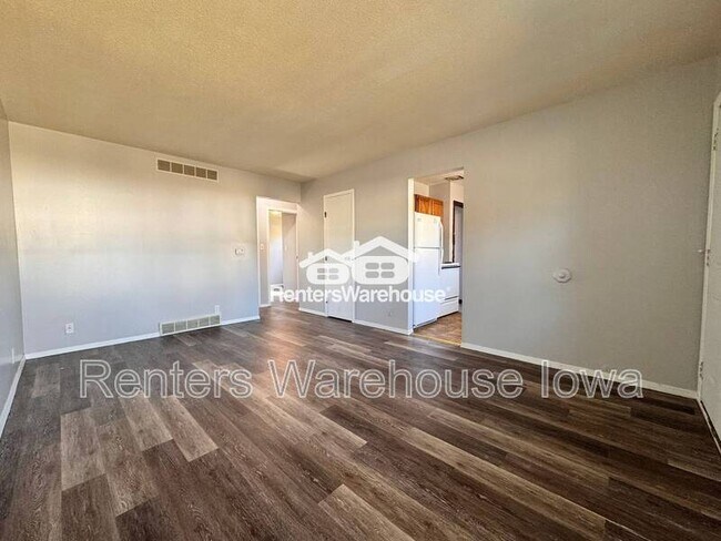 Building Photo - 347 E Rose Ave
