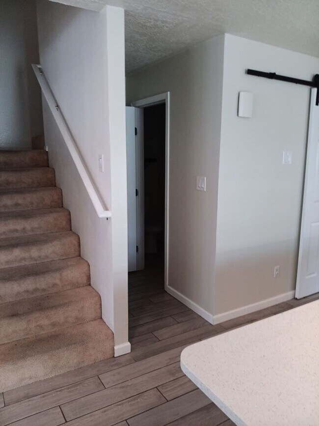 Building Photo - 6 Bedroom, 3 Bathroom Home located in NW a...