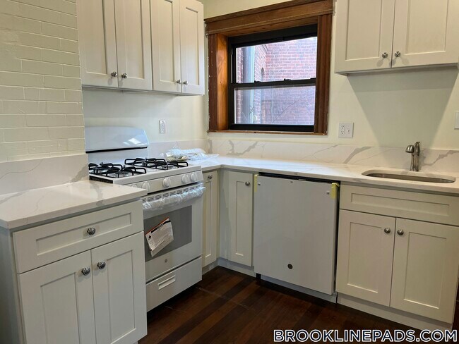 Building Photo - 1855 Beacon St