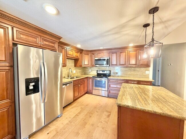 Foto del edificio - Beautifully updated 3 bedroom 2 bathroom duplex in Carmichael!