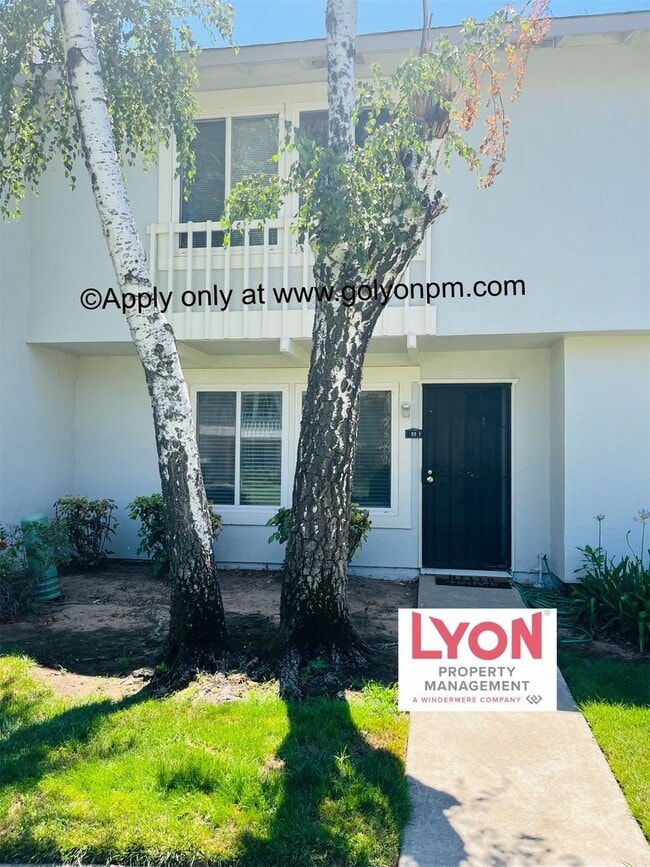 Building Photo - Darling, Spacious 3 bedroom Condo in beaut...