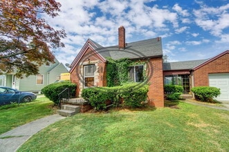 Building Photo - 347 Darrow Ave