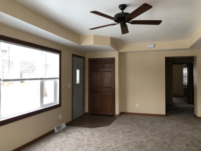 Foto del edificio - 221 E 1st St