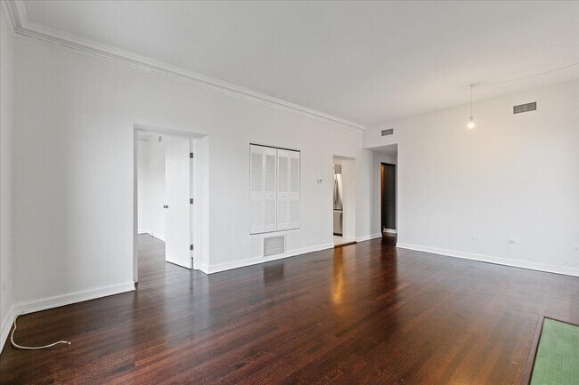 Building Photo - 559 W Surf St