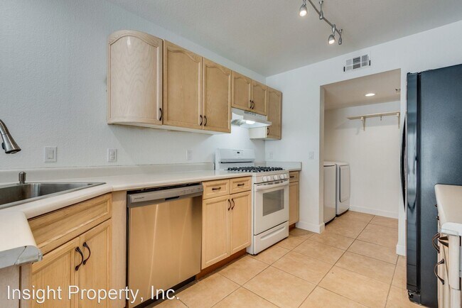 Building Photo - 2 br, 3 bath House - 7632 Almeria Ave.