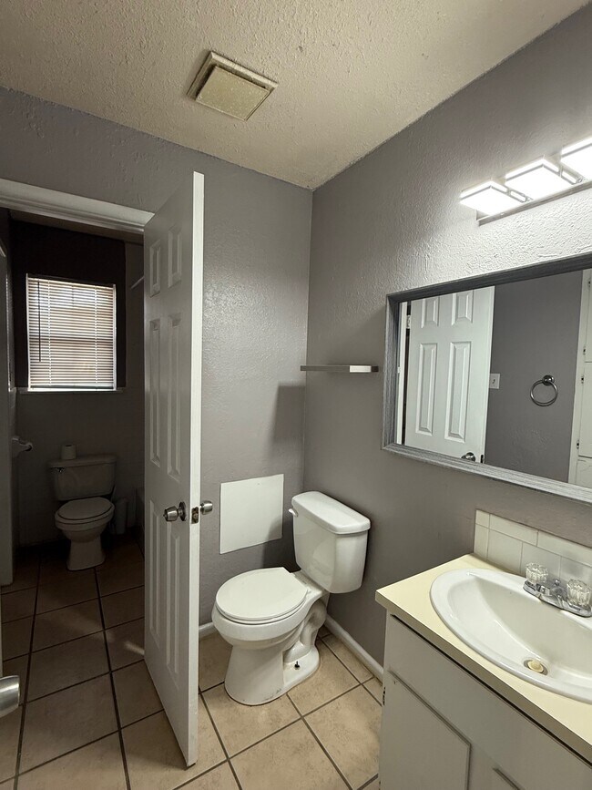 Building Photo - 3504 Fairmount Dr