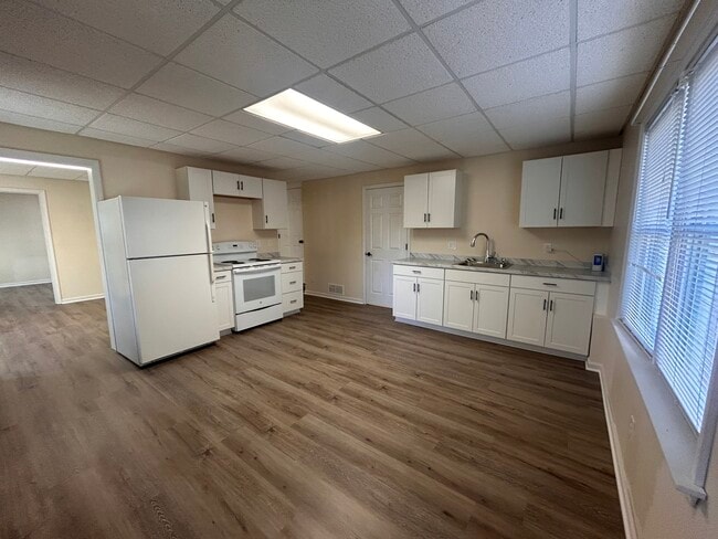 brand new kitchen - 2002 Fairbrook Ln