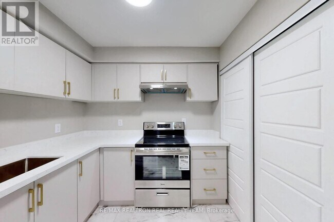 Building Photo - 195 Balmoral Ave N