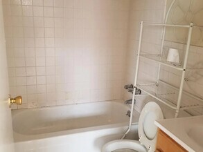 Building Photo - 182 Ferry St