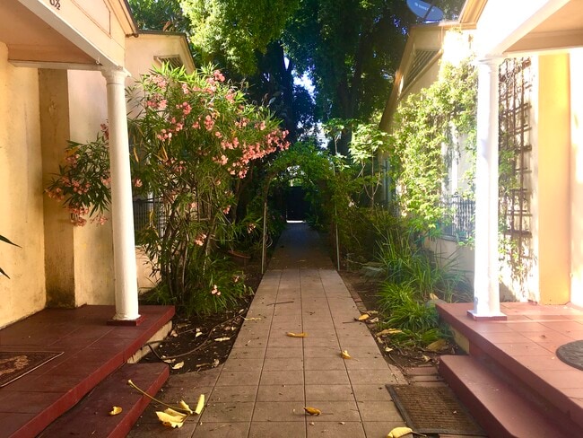 Cottage to right - 7284 1/4 Fountain Ave